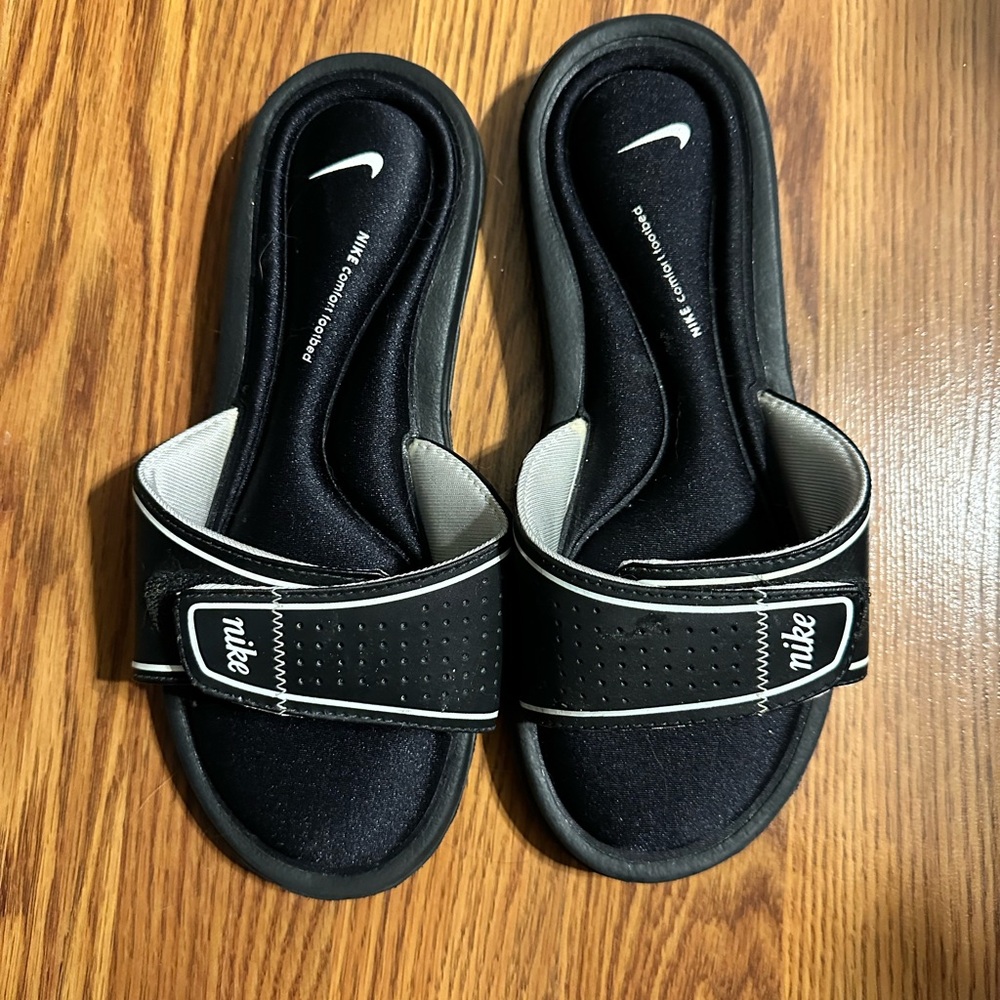 Nike Black and White Slide Sandals with Cushioned Footbed (7) Worn once